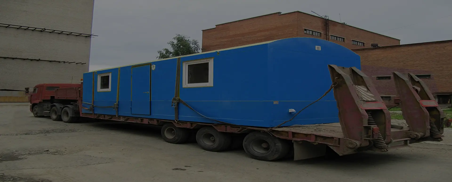Заказать безопасную и качественную перевозку вагон домов и блок комнат по России из Петропавловской специализированными низкорамными тралами